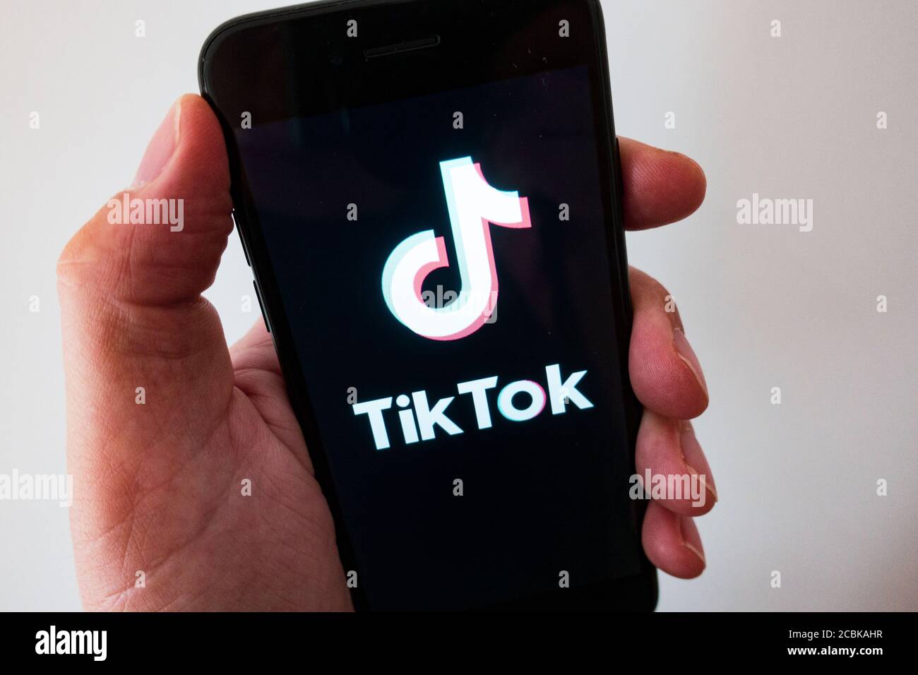 Dettagli dell'app di condivisione video sui social media TikTok su schermo dello smartphone Foto Stock Dettagli dell'app di condivisione video sui social media TikTok su schermo dello smartphone Foto Stock