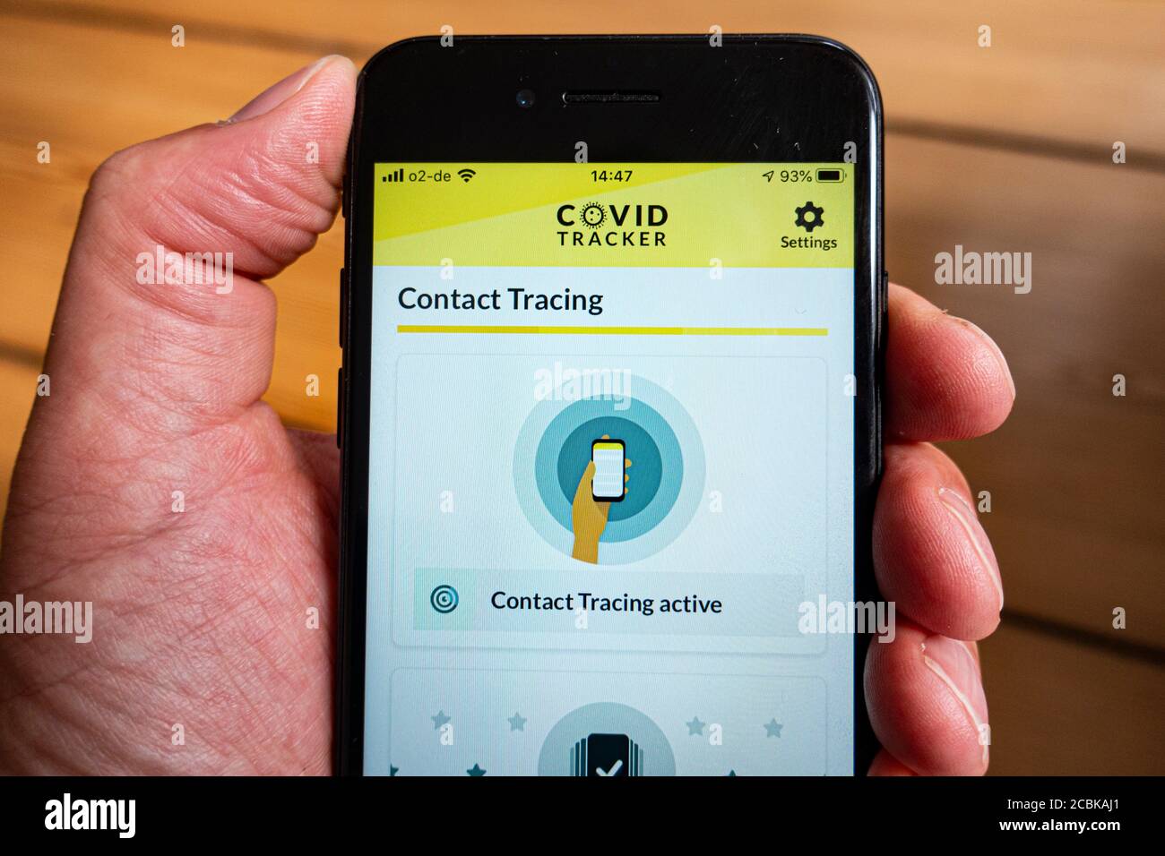 Dettaglio di Covid tracker app prodotto dal Governo d'Irlanda sullo schermo di uno smartphone Foto Stock
