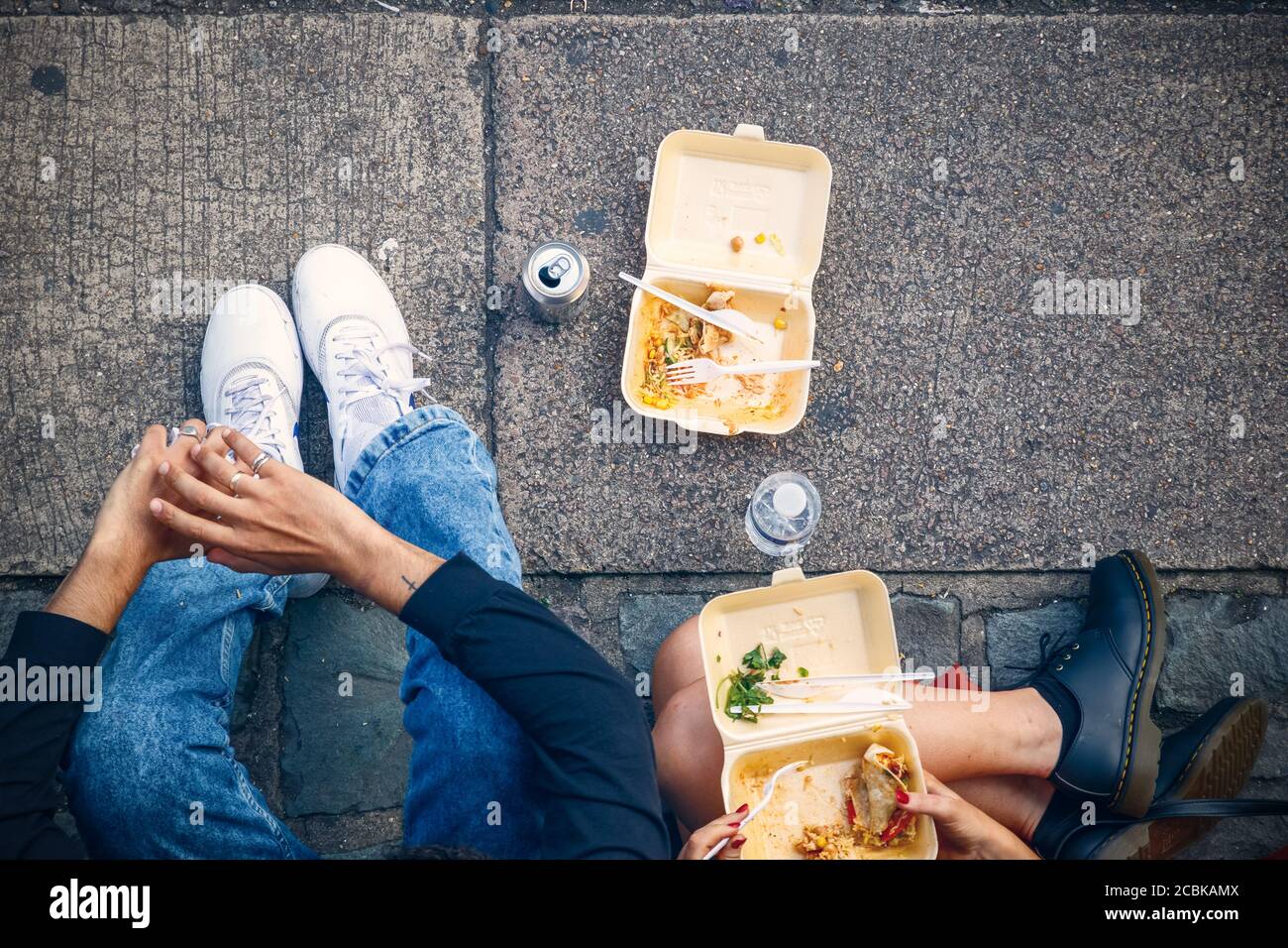 Concetto, vista dall'alto dei turisti che mangiano cibo da asporto in strada al mercato Camden di Londra Foto Stock