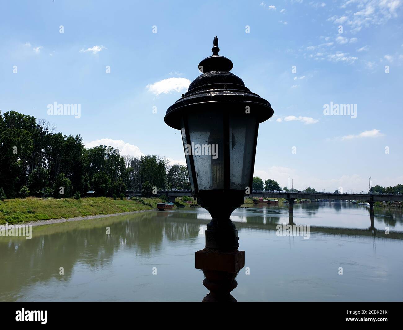 Opere in legno sul fiume, scultura in legno di colore marrone. L'arte di legno è l'artigianato più conosciuto visto nelle industrie del cottage. Legno primario usato per questo mestiere. Foto Stock