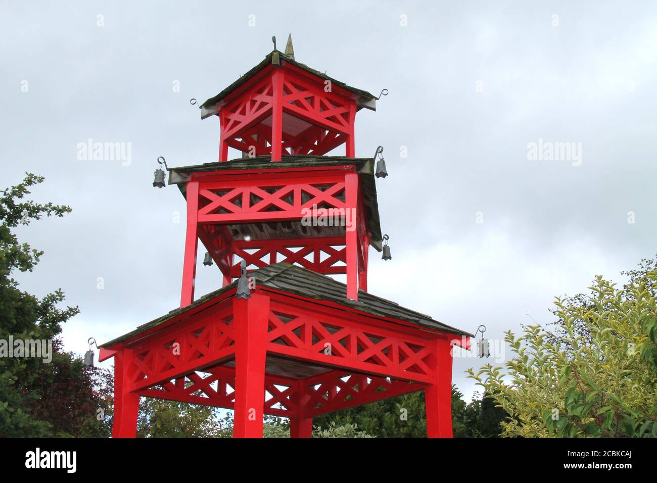 Una struttura in legno in un Giardino di stile Giapponese. Foto Stock