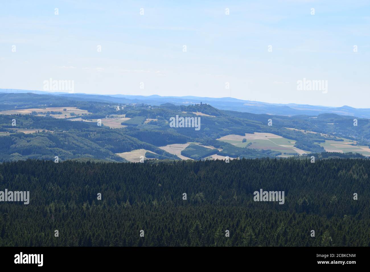 Vista dal Kaiser-Wilhelm-Turm sul Hohe Acht attraverso il Eifel nell'estate 2020 Foto Stock