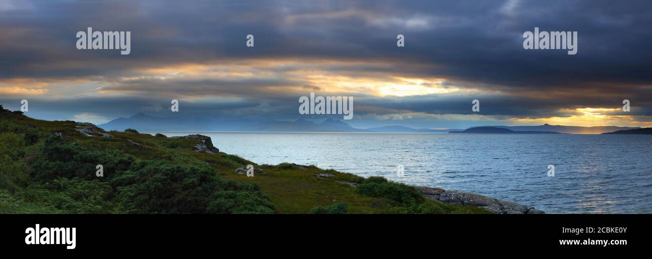 Vista panoramica su Inner Sound con le montagne Cuilin e l'isola di Skye e l'isola di Raasay sull'Horizon.West Highlands, Scozia, Foto Stock