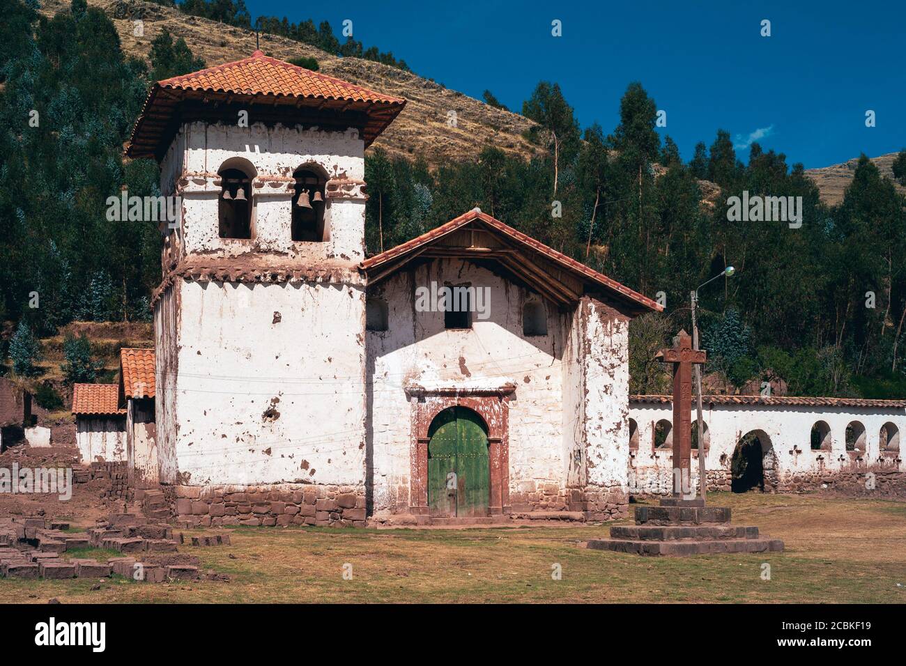 Umasbamba Chiesa coloniale spagnola con Belry in Perù con un Croce cattolica sulla piazza principale Foto Stock