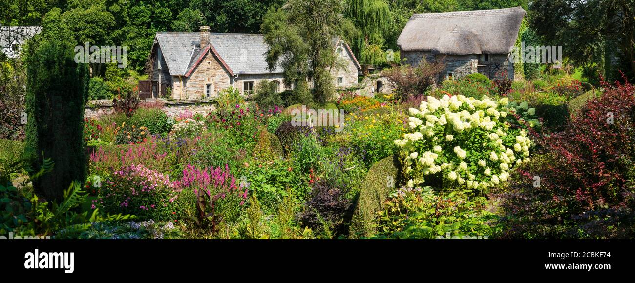 Vista panoramica della terrazza inferiore del giardino murato presso la Garden House, Buckland Monachorum, Devon in tarda estate Foto Stock