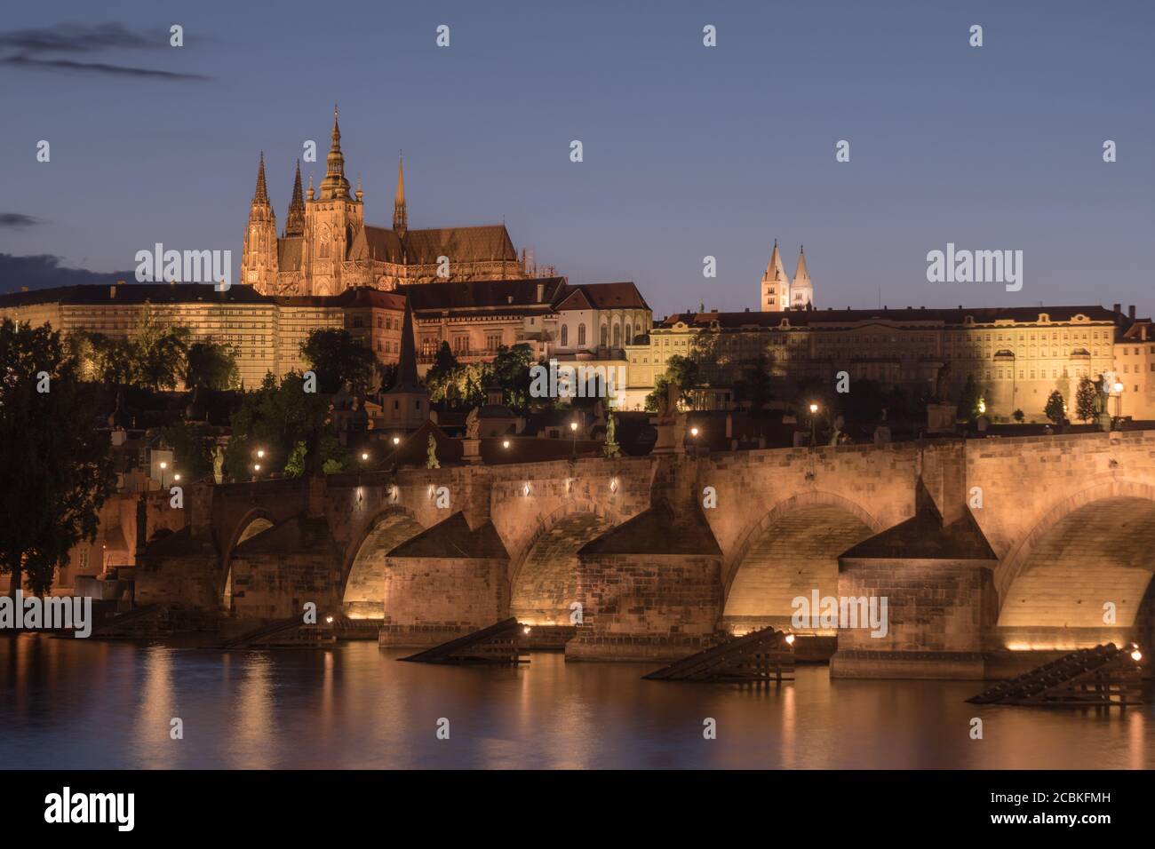 Cattedrale di San Vito e Ponte Carlo, paesaggio urbano di Praga di notte con il Castello di Praga e il fiume Moldava in un nostalgico Vintage sguardo al tramonto Foto Stock