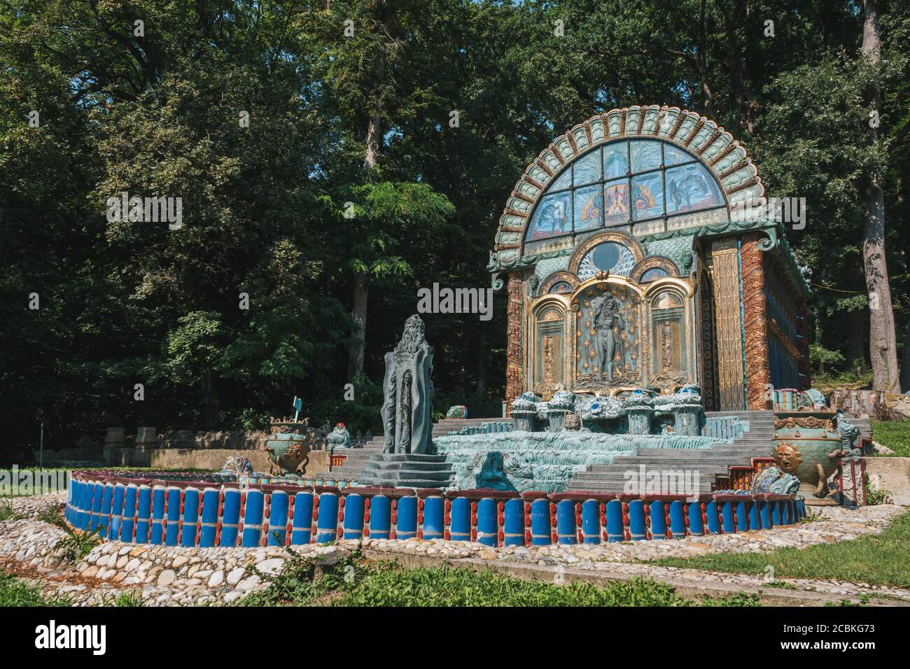 Vienna, Austria - 8 agosto 2020: Fontana Casa Ninfaeum Omega nel Parco del Museo Ernst Fuchs, presso la Villa otto Wagner nel Hütteldor Subur Foto Stock