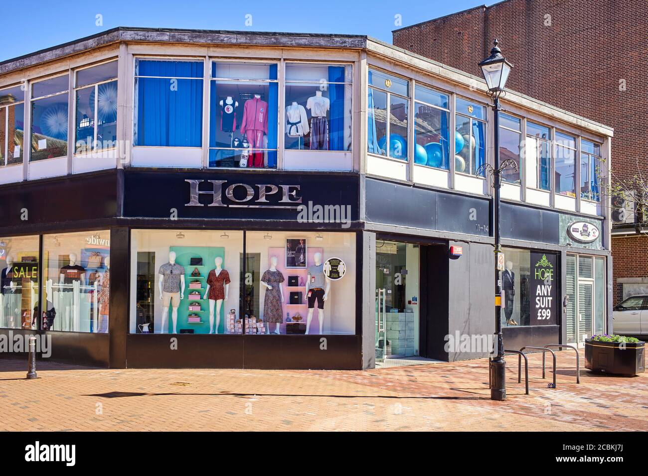 Negozio di abbigliamento Hope a High Street, Rugby, Warwickshire Foto stock  - Alamy