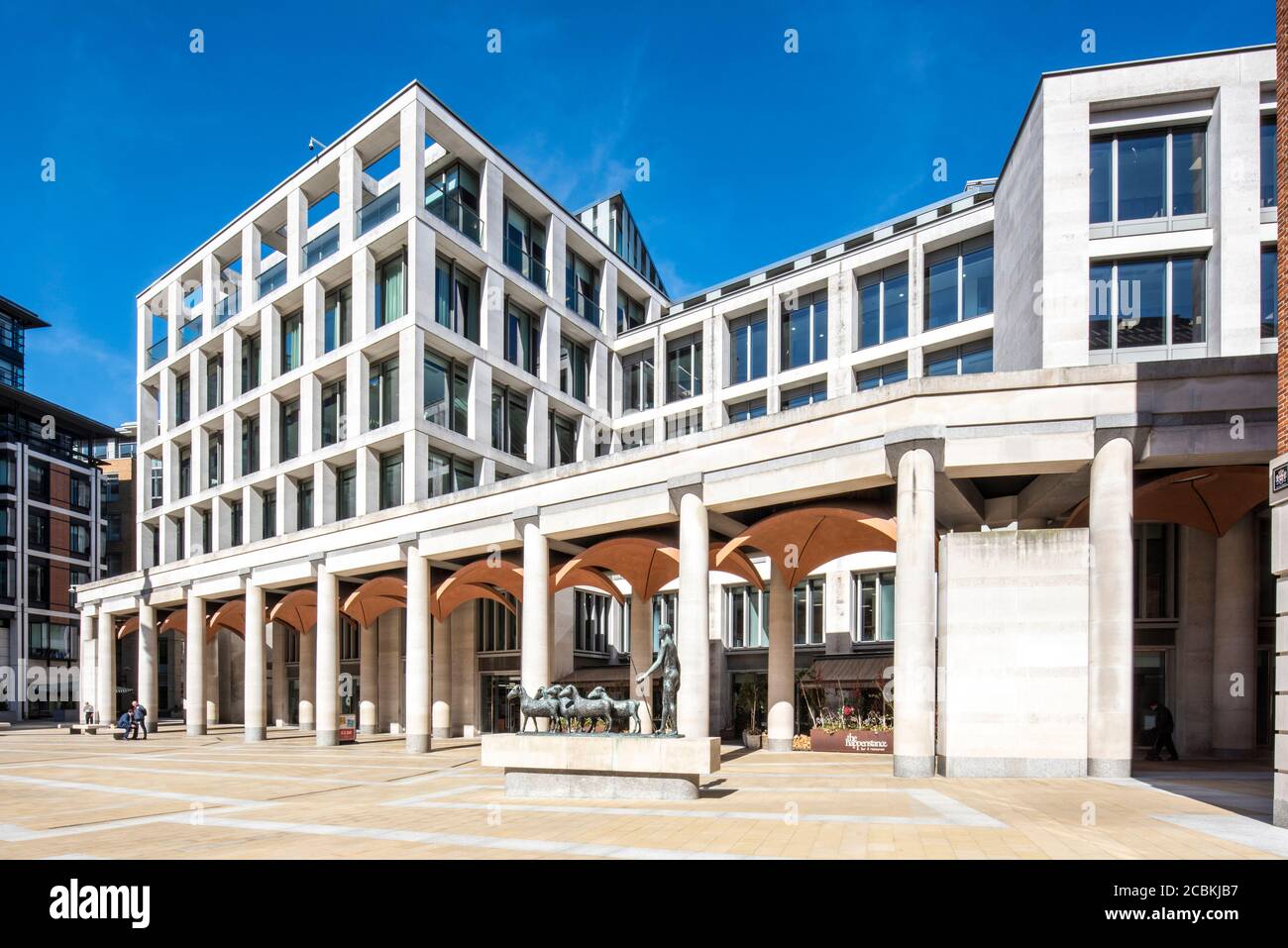 Vista obliqua verso nord ovest verso l'ingresso principale. Pastore e pecora di Dame Elisabeth Frink è visibile nella parte inferiore dell'immagine. Serratura della città di Londra Foto Stock
