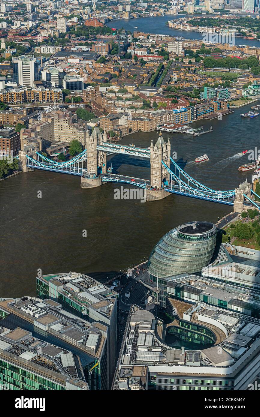 Inghilterra, Londra, Tower Bridge e il Tamigi visti dal ponte panoramico sullo Shard conosciuto come The View from the Shard. Foto Stock