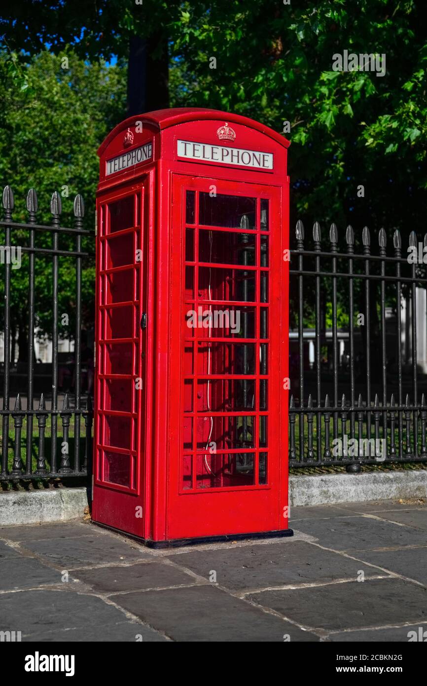 Inghilterra, Londra, Greenwich, iconica scatola telefonica rossa del Regno Unito. Foto Stock
