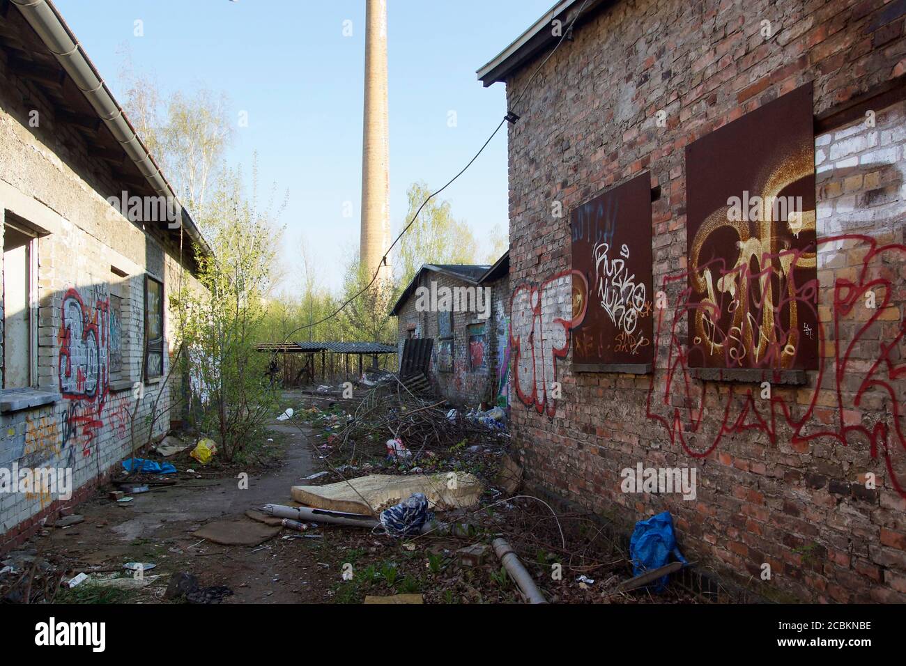 Verlassene Gebäude mit Müll und Graffiti auf einem Bahngelände der Bahn a Berlino Pankow / Urbex Foto Stock