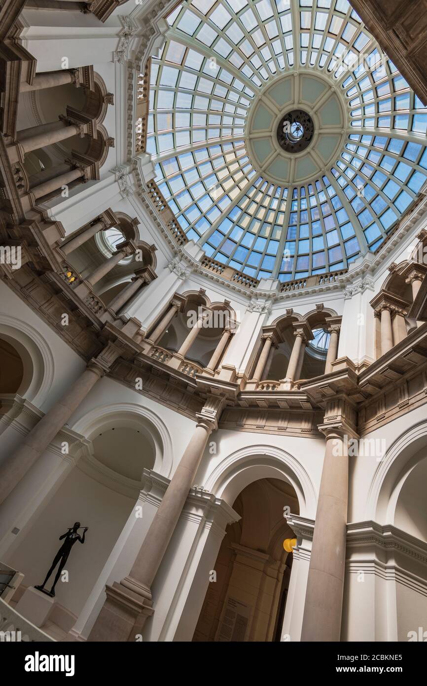 Inghilterra, Londra, Tate Britain, Vista in alto dal seminterrato alla cupola di vetro. Foto Stock