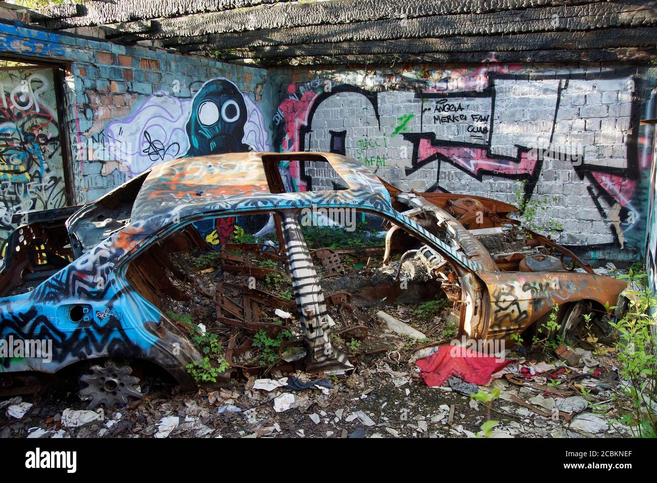 Ausgebranntes Haus und Auto mit Graffitis auf Bahngelände a Berlino Pankow/Urbex Foto Stock