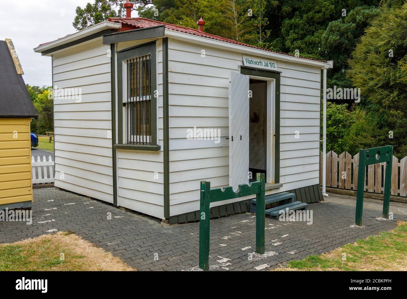 1912 Warkworth Jail Hut in mostra al Warkworth Museum e Parry Kauri Park, North Island, Nuova Zelanda. Foto Stock