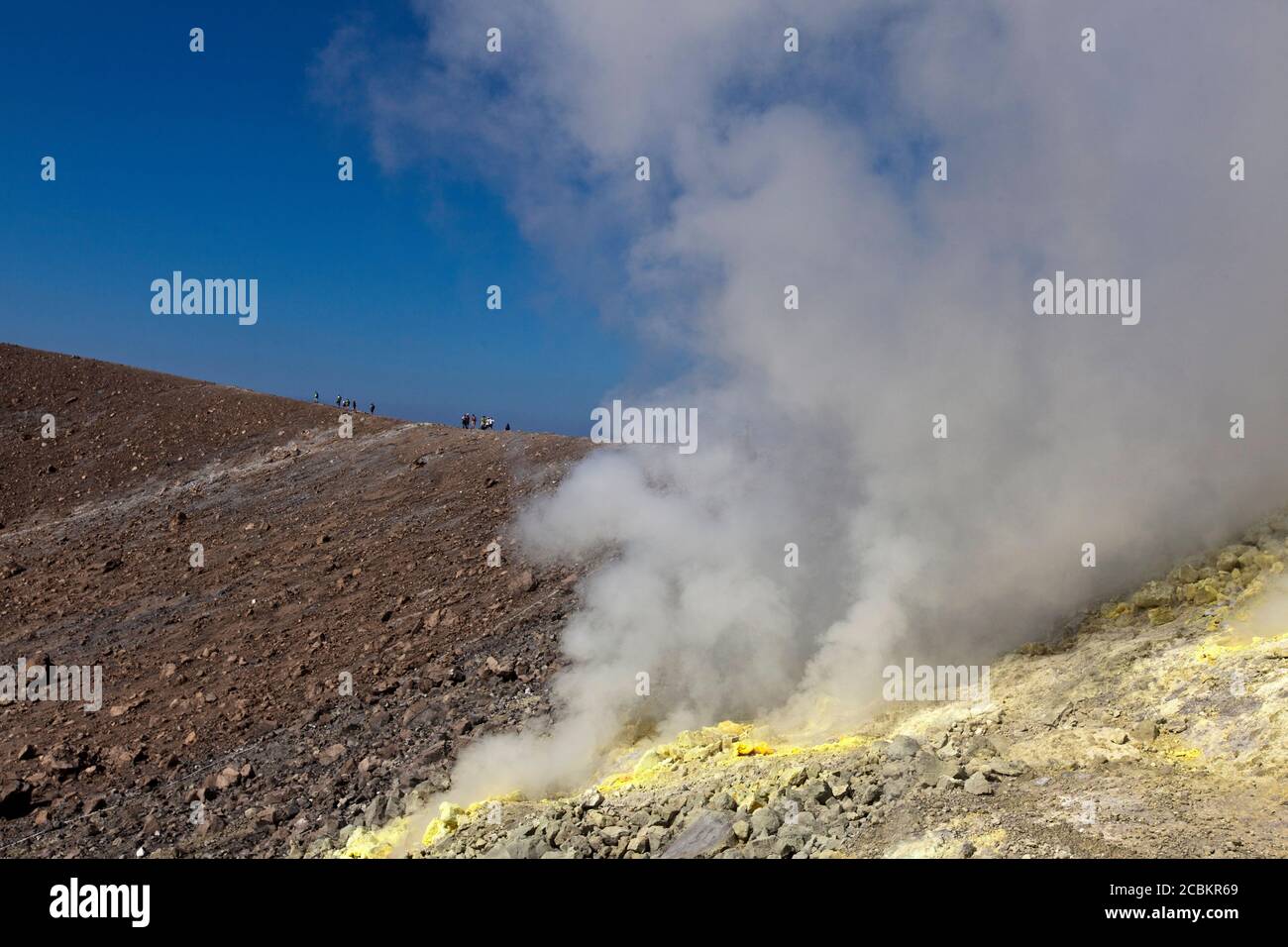 Vapore dalle sorgenti termali calde su una collina rocciosa Foto Stock