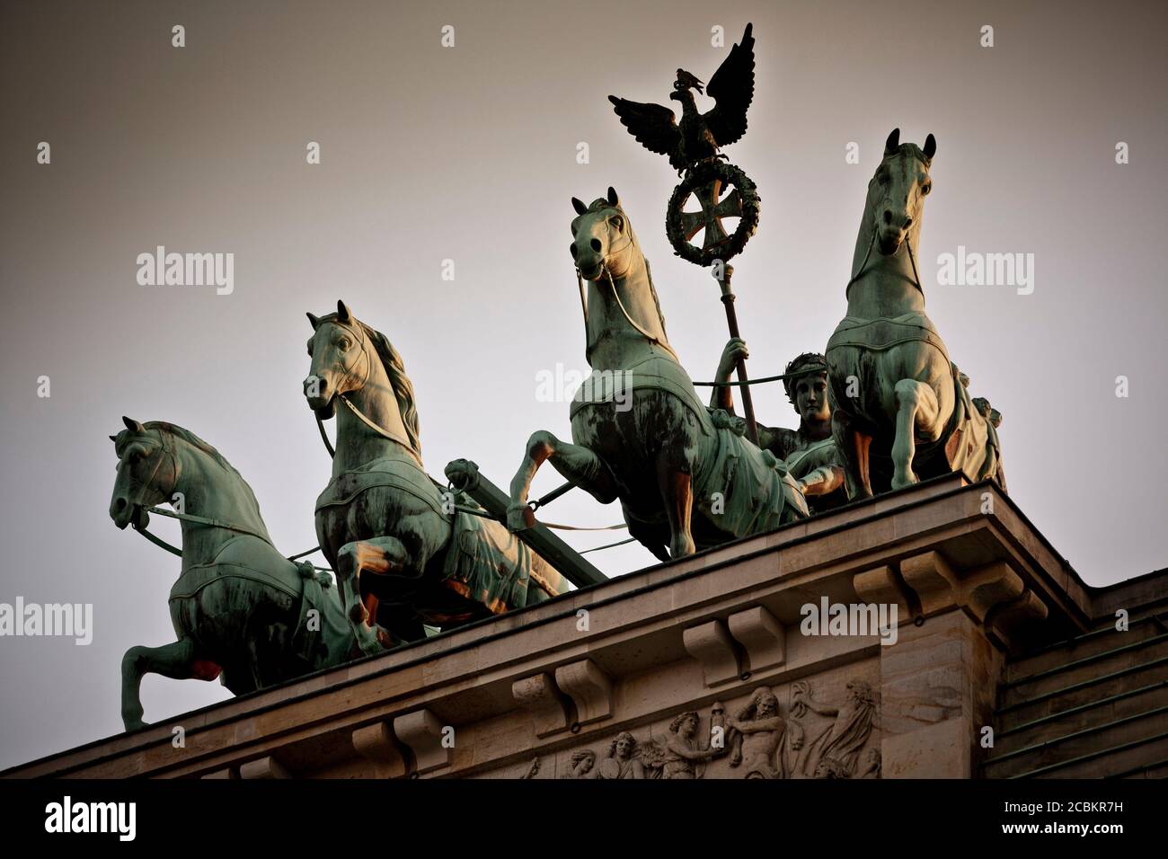 Sculture di cavalli sul tetto dell'edificio Foto Stock