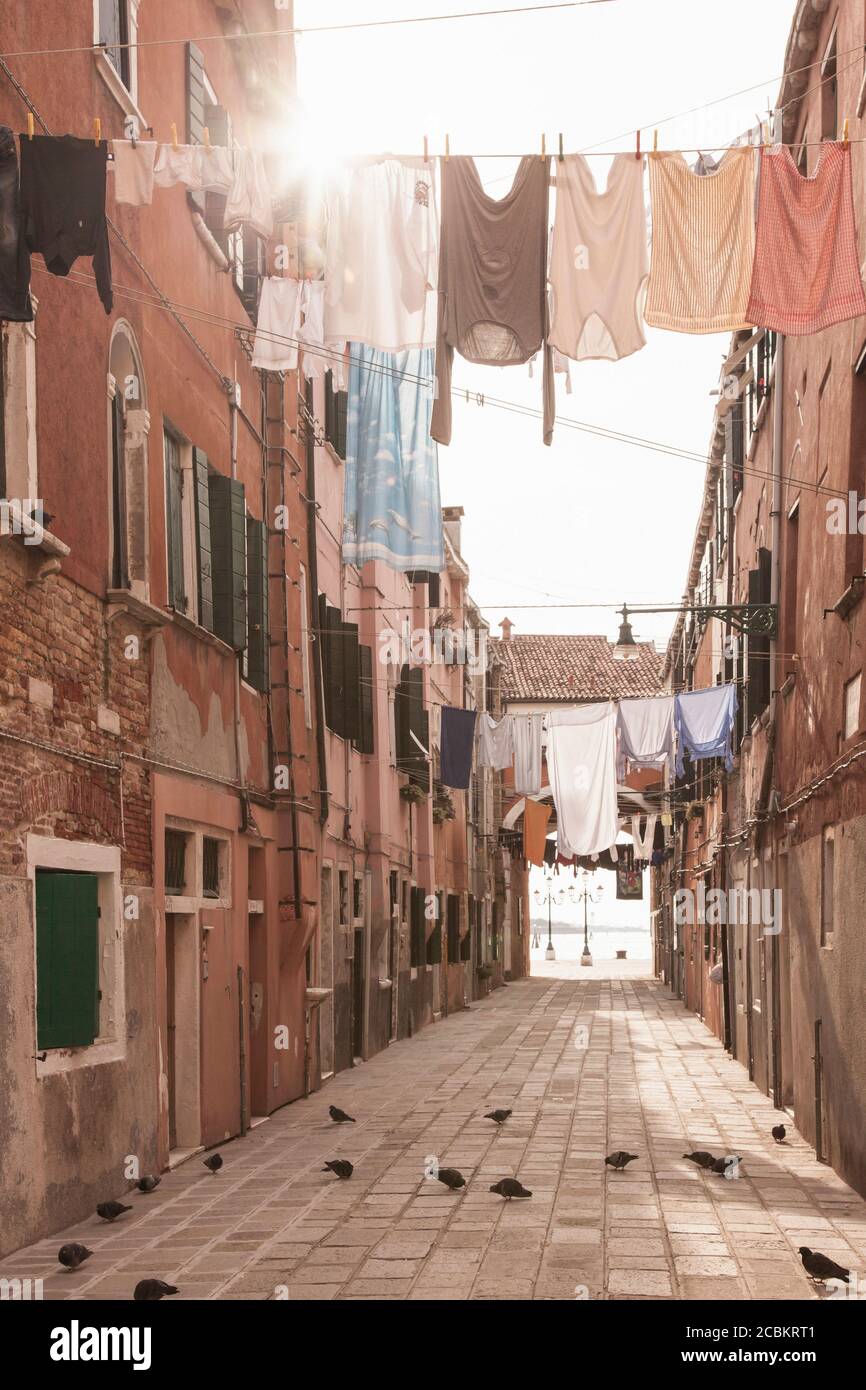 Via con linee di lavanderia, Venezia, Italia Foto Stock