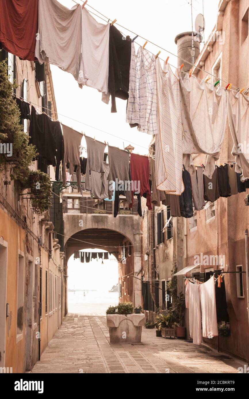 Via con linee di lavanderia, Venezia, Italia Foto Stock