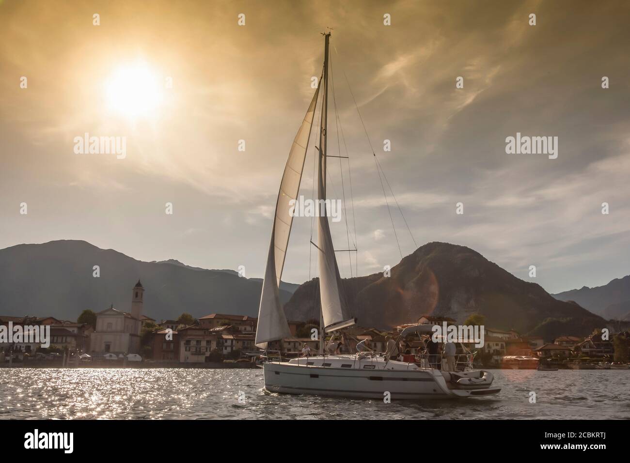 Barca a vela sul Lago maggiore, Baveno, Stresa, Piemonte, Italia Foto Stock