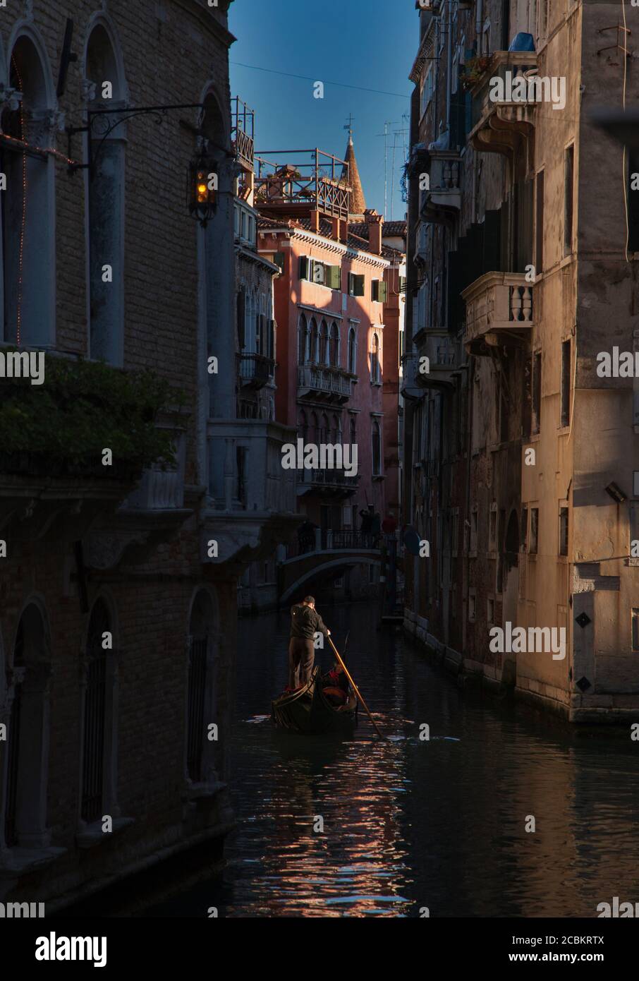 Gondola in uno stretto canale di Venezia, Italia Foto Stock