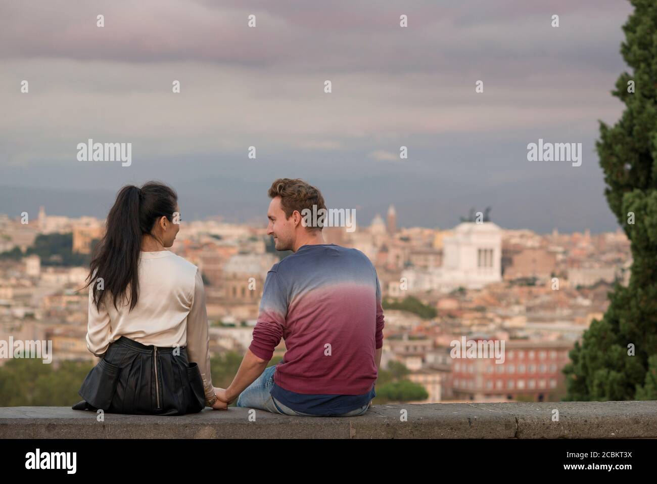 Coppia godendo il tramonto dal Colle Gianicolo, Roma, Italia Foto Stock