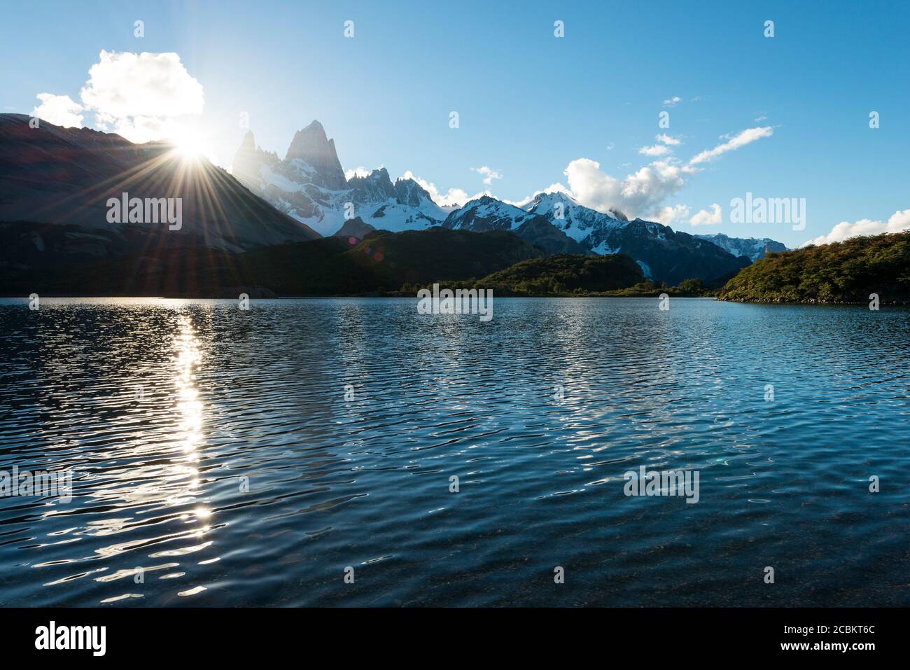 Catena montuosa Fitz Roy e Laguna Capri al crepuscolo, El Chalten, Parco Nazionale Los Glaciares, Provincia di Santa Cruz, Argentina Foto Stock