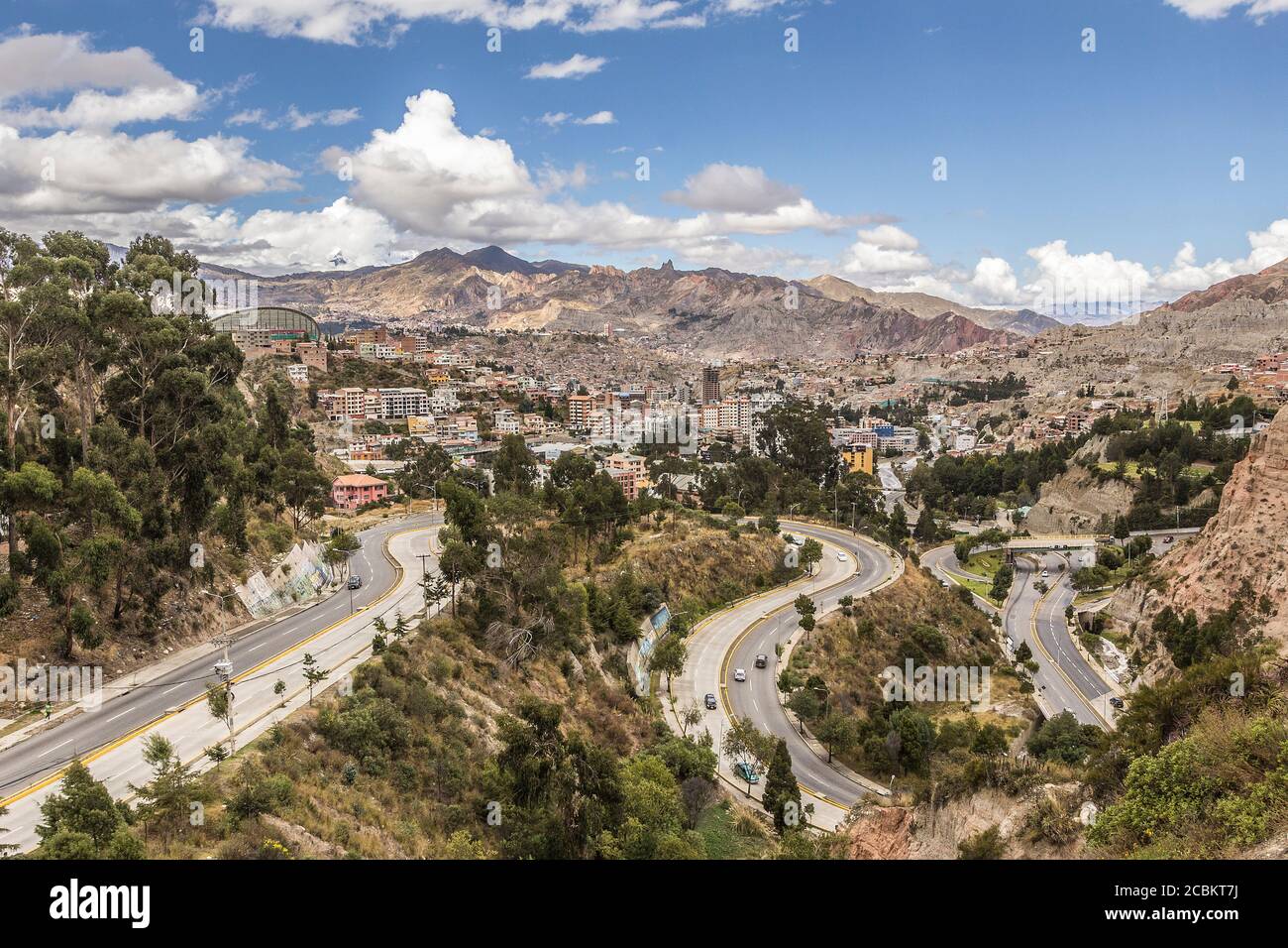 Vista a distanza di la Paz e autostrada, Bolivia, Sud America Foto Stock