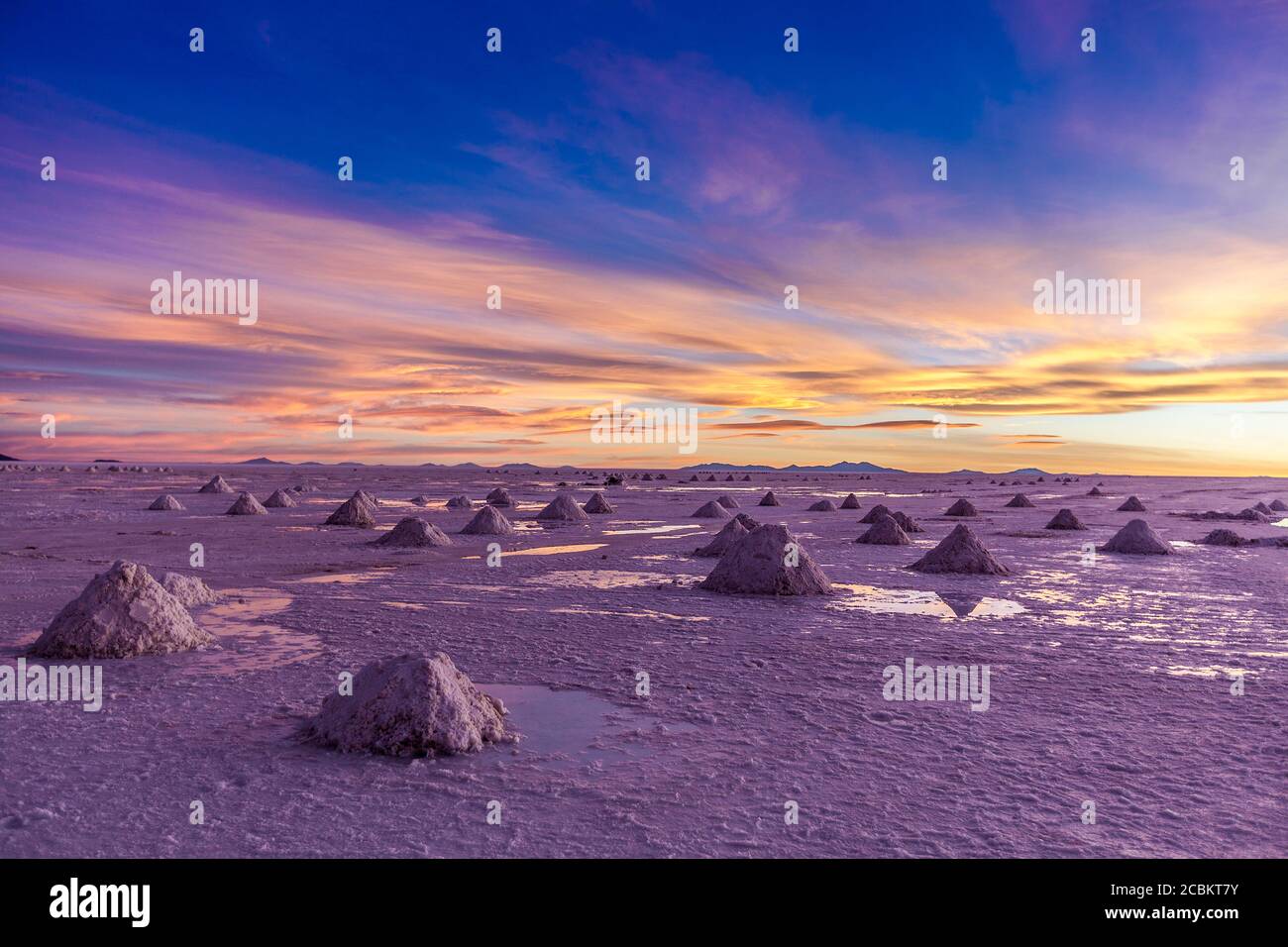 Pile di sale sulle saline al tramonto, Salar de Uyuni, Antipano meridionale, Bolivia, Sud America Foto Stock