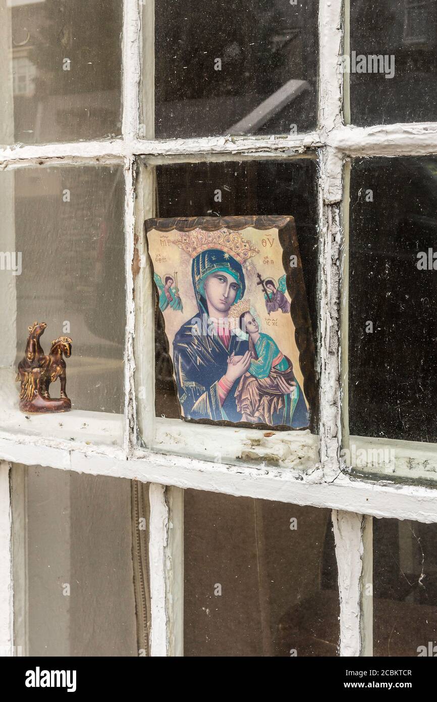 Primo piano dell'icona religiosa nella finestra della casa, Dingle, County Kerry, Irlanda Foto Stock