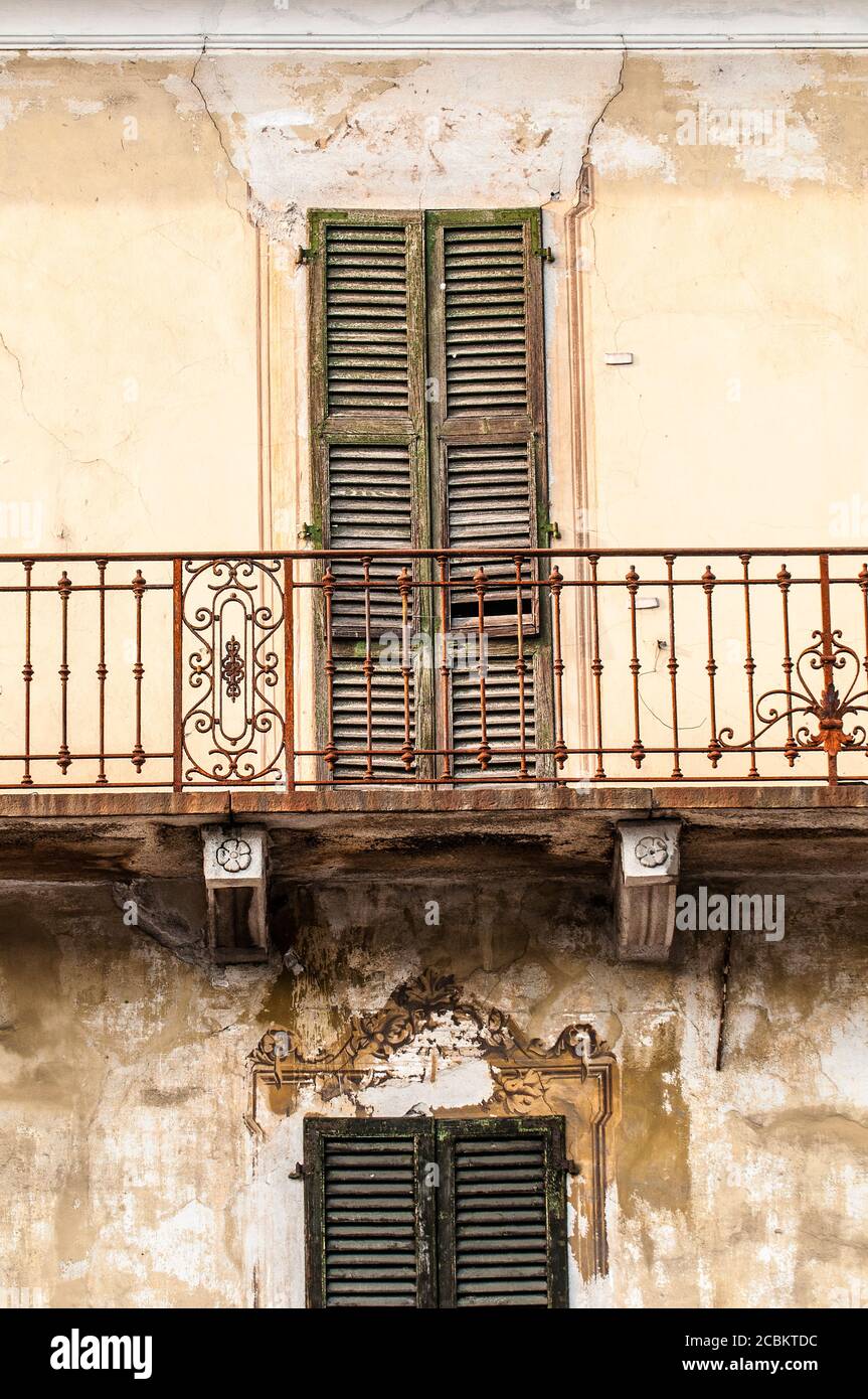 Persiane su vecchia casa, Locarno, Locarno District, Ticino, Svizzera Foto Stock