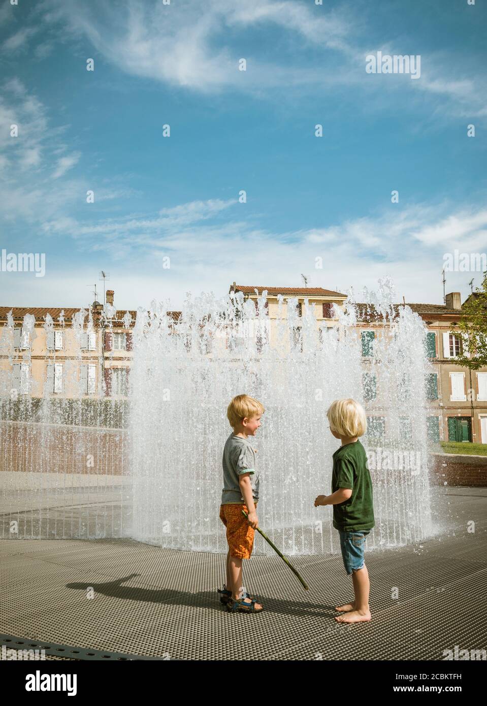 Due fratelli accanto alla fontana giardino, Palais de la Berbie, Albi, Midi Pyrenees, Francia Foto Stock