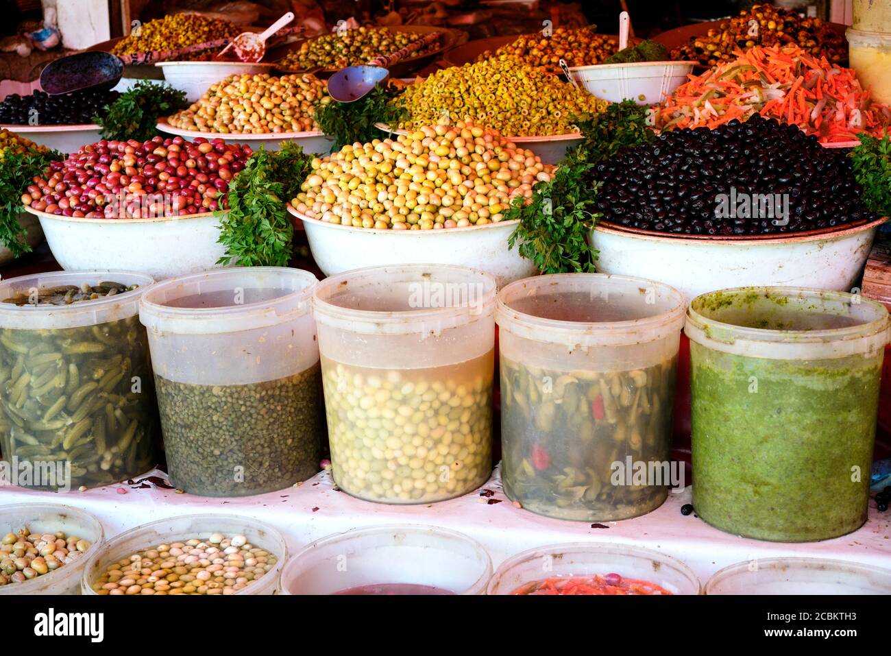 Cibo fresco in vendita nel mercato marocchino Foto Stock