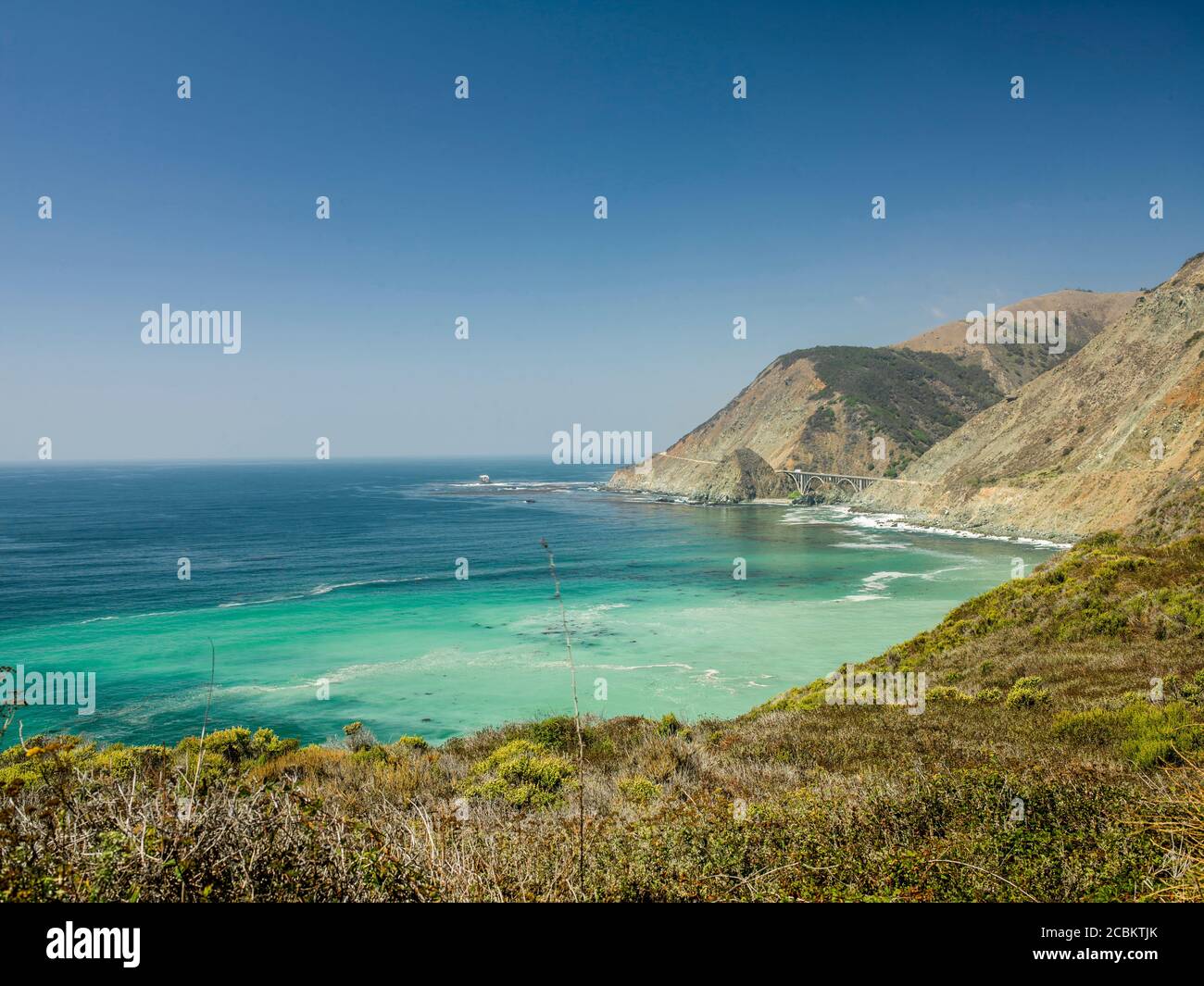 Vista a distanza del Big Creek Bridge sulla costa di Big sur, California, Stati Uniti Foto Stock
