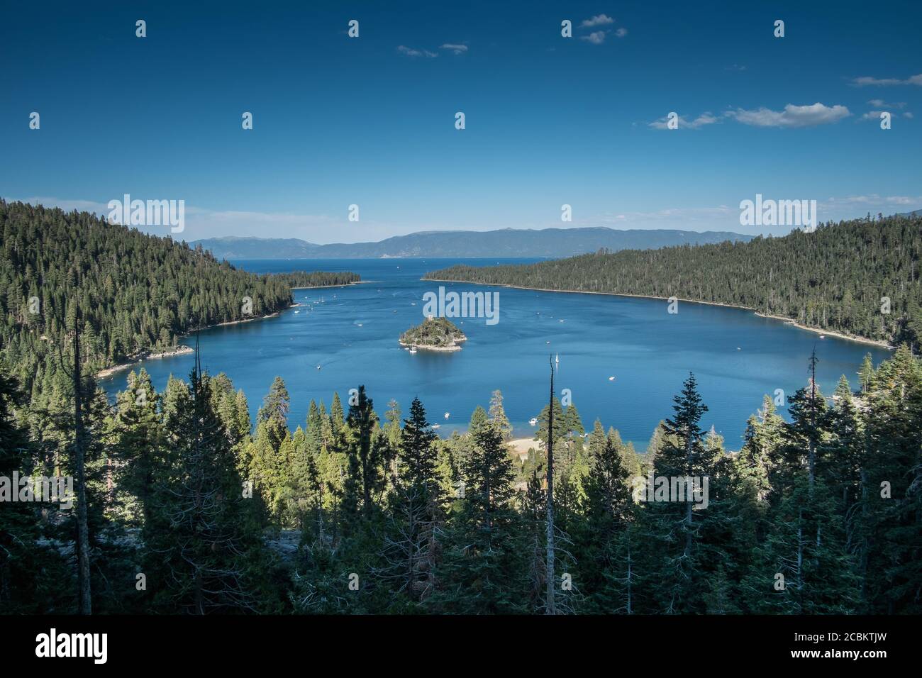Vista di Emerald Island sul lago Tahoe, California, Stati Uniti Foto Stock