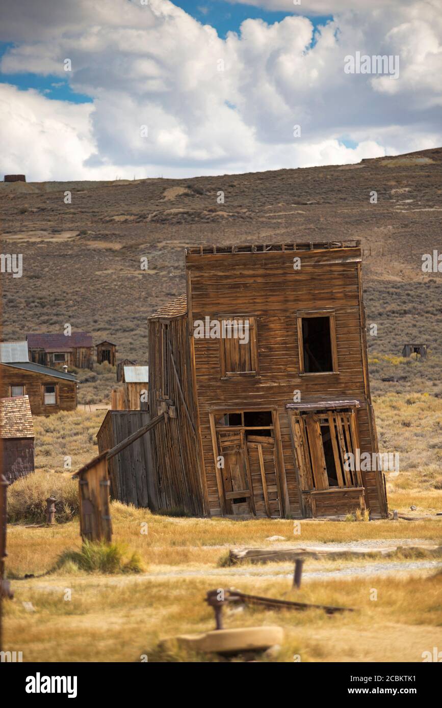 Pending abbandonato vecchio negozio nella città fantasma Bodie, Bodie National Park, California, Stati Uniti Foto Stock