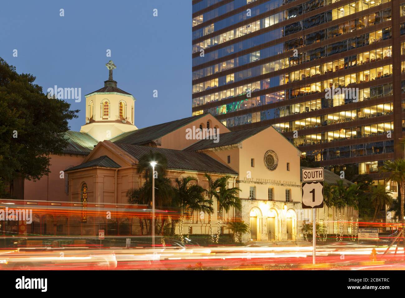 Edificio e chiesa su Biscayne Boulevard, centro di Miami, Florida, Stati Uniti Foto Stock