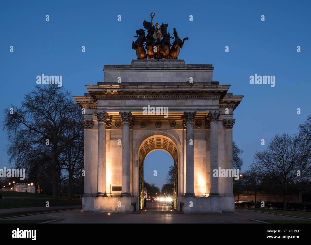 Esterno del Wellington Arch di notte, Londra, Inghilterra, Regno Unito Foto Stock