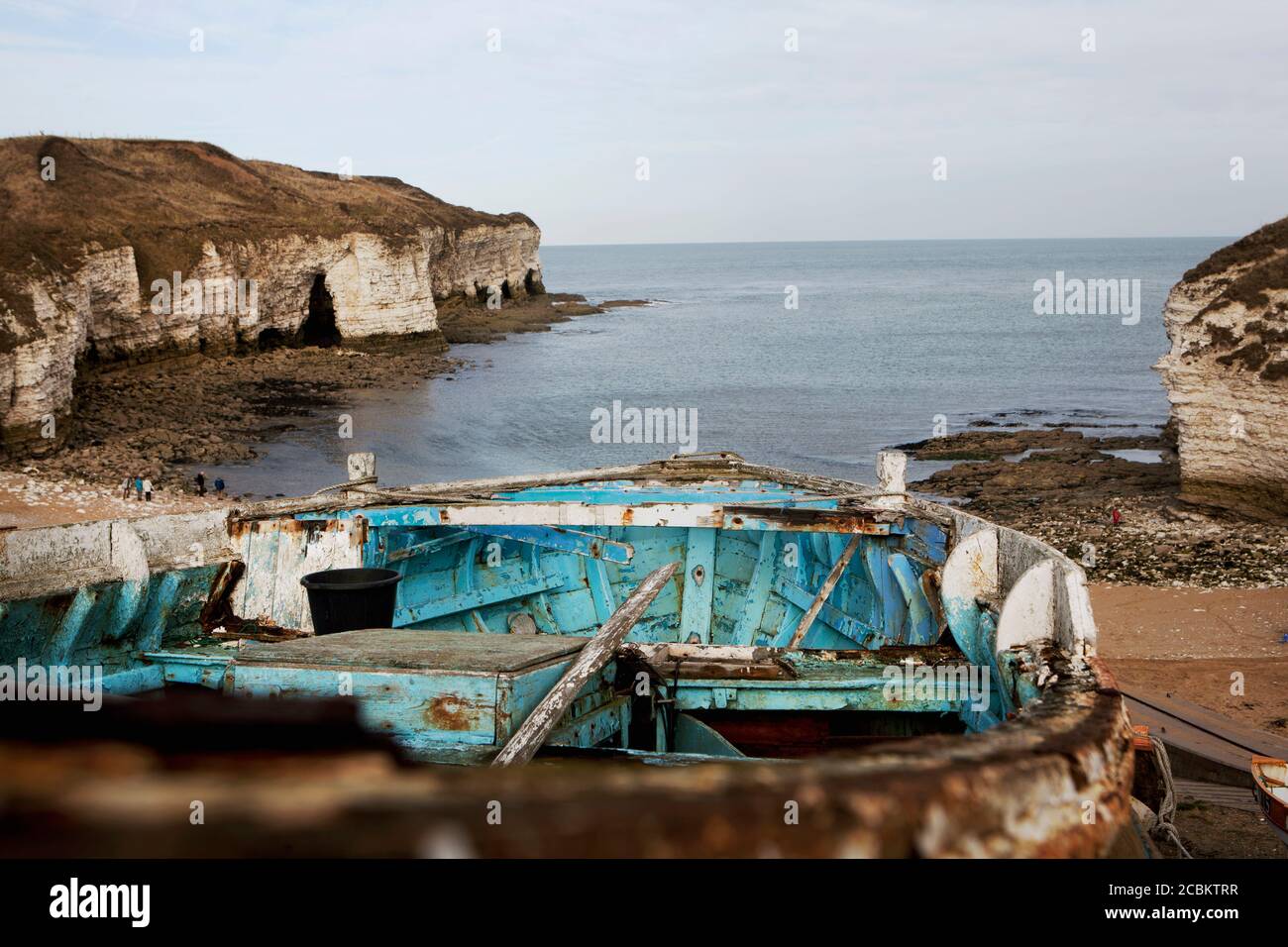 Barca da pesca e costa, Flamborough Head, Regno Unito Foto Stock