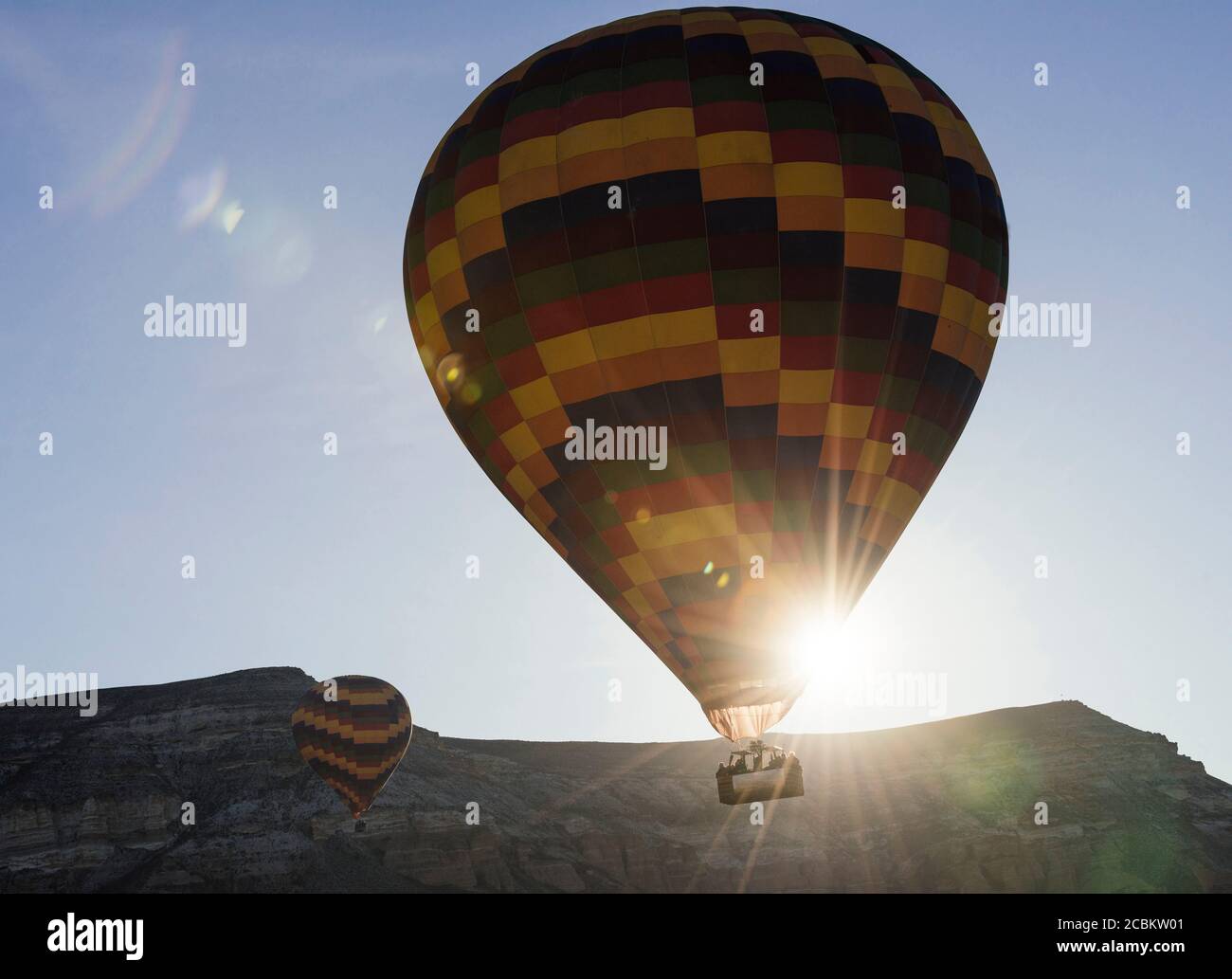 Mongolfiera all'alba nella valle rossa, Goreme National Park, Cappadocia, Anatolia, Turchia Foto Stock