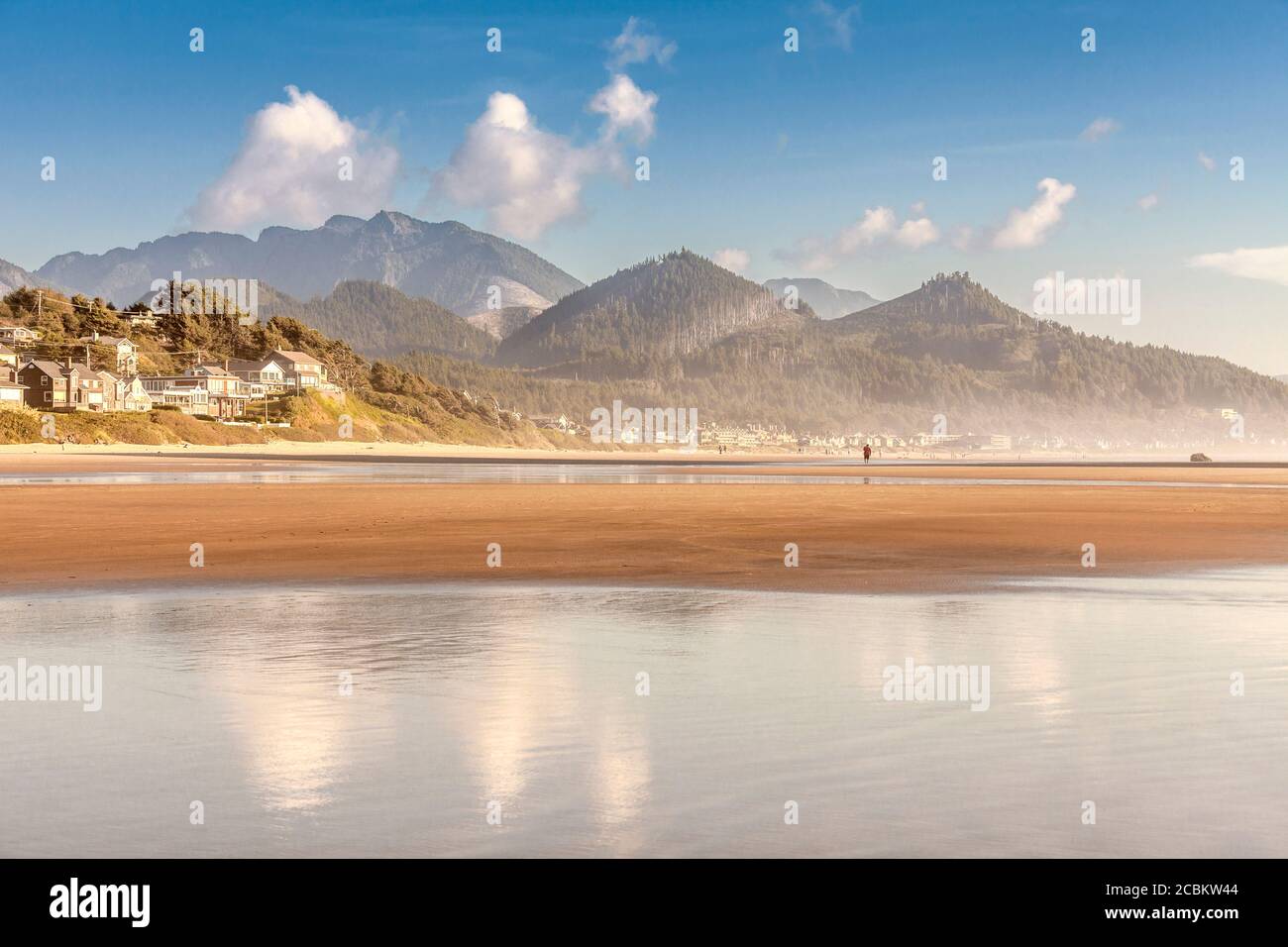 Vista sulle montagne e sulla spiaggia, Cannon Beach, Oregon, Stati Uniti Foto Stock