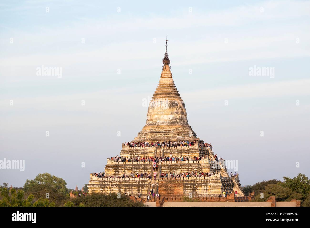 Turisti in attesa di tramonto sulla pagoda Shwesandaw, Bagan, Mandalay Regione, Myanmar Foto Stock
