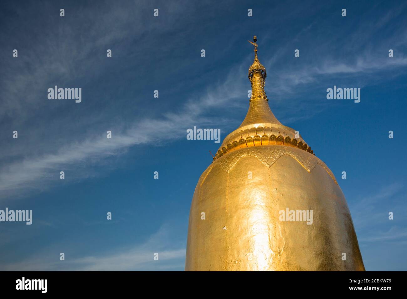 Cupola dorata della pagoda di Bupaya, Bagan, Regione di Mandalay, Myanmar Foto Stock