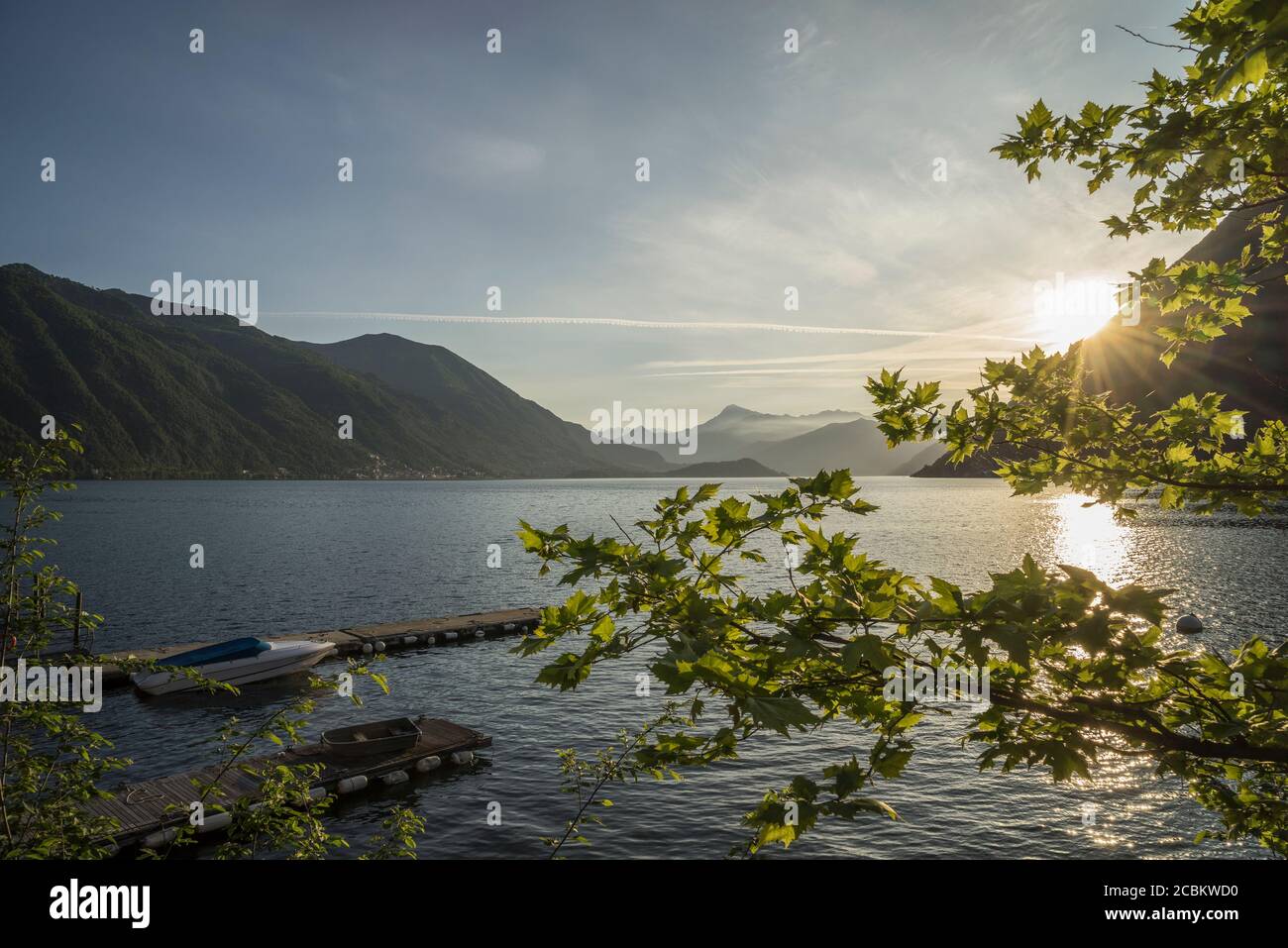 Vista elevata dell'alba sul Lago di Como, Italia Foto Stock