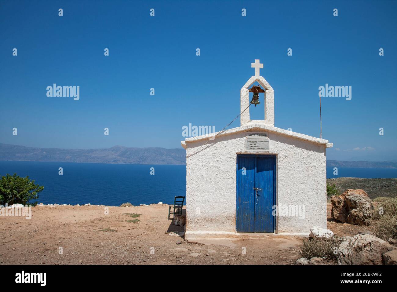 Piccola chiesa dipinta di bianco e mediterraneo, la Canea, Creta, Grecia Foto Stock