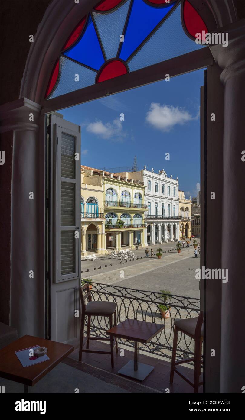 Architettura coloniale in Plaza Vieja dal balcone dell'hotel, l'Avana, Cuba Foto Stock