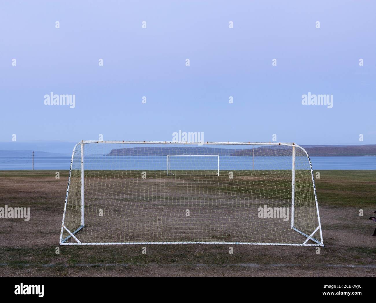 Gli obiettivi di calcio sul campo da gioco, Drangsnes, Westfjords, Islanda Foto Stock