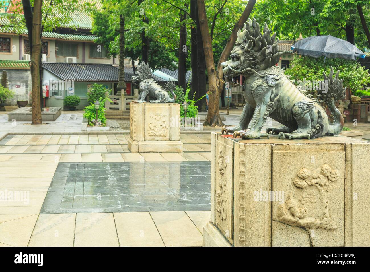 Vista laterale delle statue dei leoni sulle plinti, il Tempio Ancestrale di Foshan, Foshan, Cina Foto Stock
