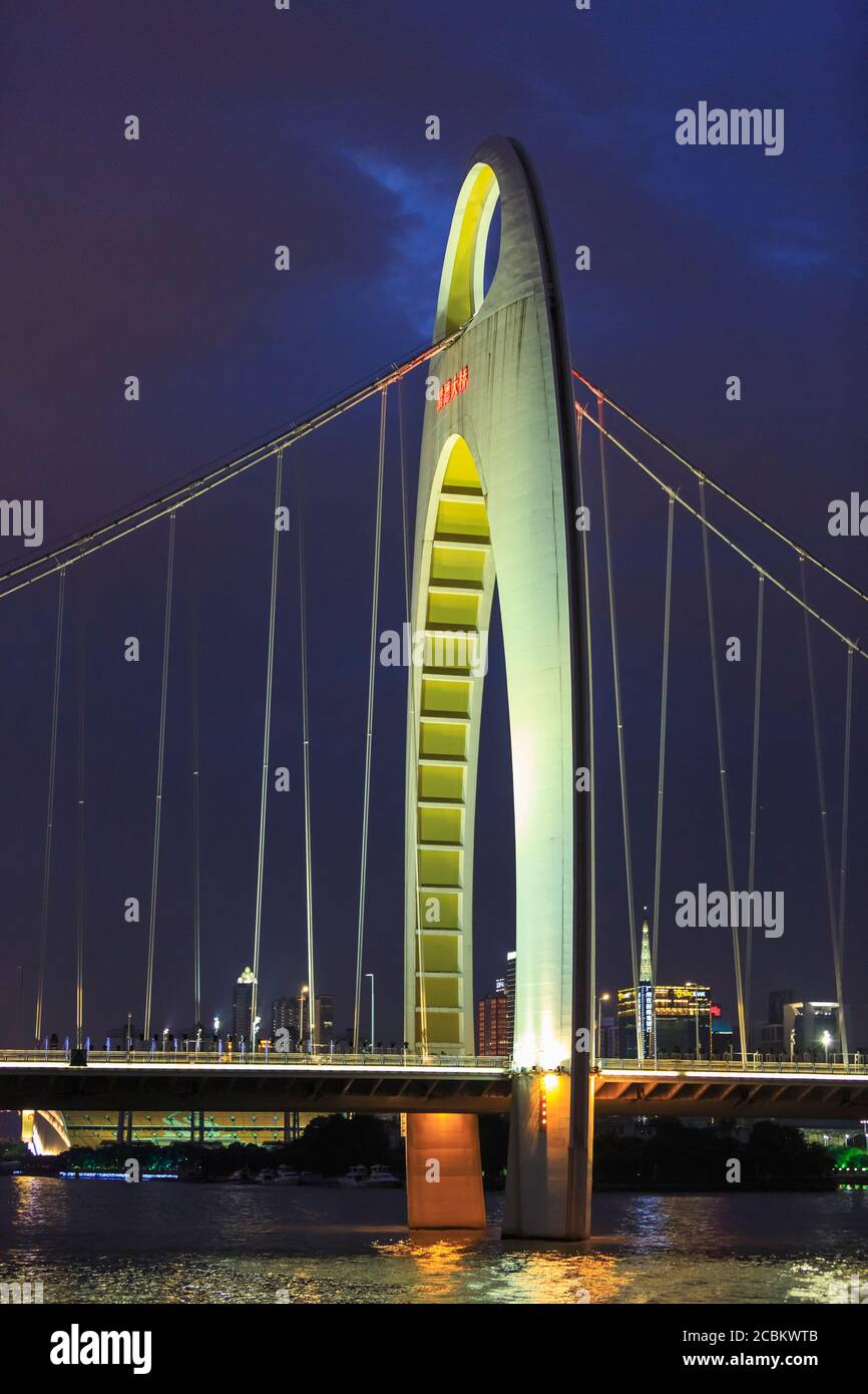 Liede Bridge illuminato di notte, Guangzhou, Cina Foto Stock