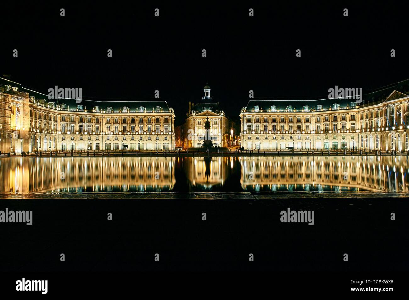 Miroir dEau di notte, Bordeaux, Francia Foto Stock
